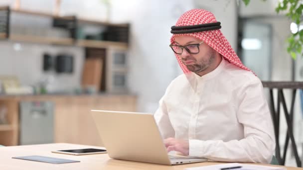 Arabisk man säger nej med Finger när du arbetar på laptop — Stockvideo