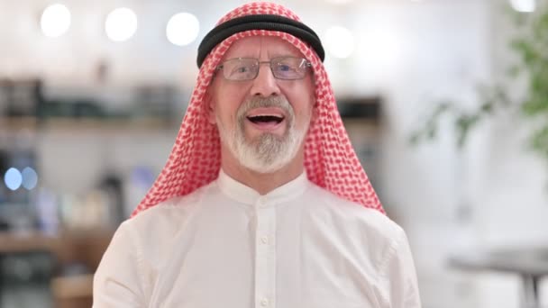 Старый арабский бизнесмен говорит да, качая головой — стоковое видео