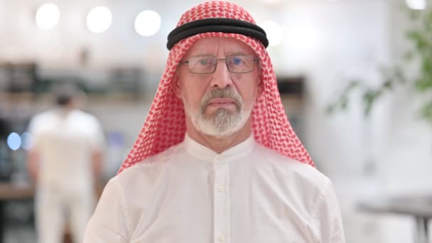 Allegro vecchio uomo d'affari arabo che saluta la macchina fotografica — Video Stock