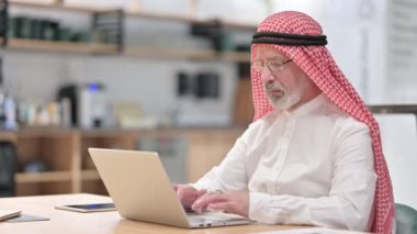 Laptop 'ta çalışan eski bir Arap İşadamı