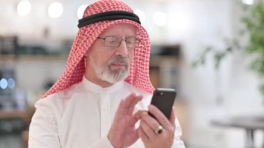 Eski Arap İşadamı Smartphone 'da Başarıyı Kutluyor 