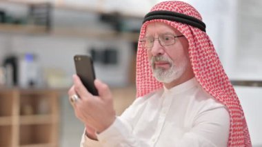 Smartphone 'da Başarıyı Kutlayan Heyecanlı Yaşlı Arap İş Adamı 