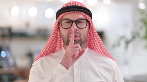 Σοβαρός νεαρός Άραβας που βάζει δάχτυλο στα χείλη — Αρχείο Βίντεο