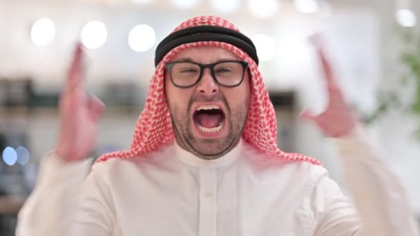 Jovem árabe perturbado Gritando, Gritando — Vídeo de Stock