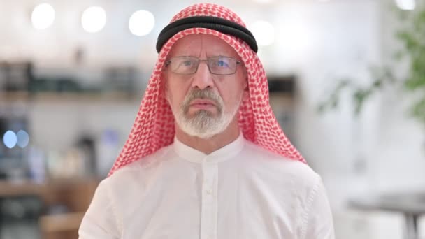 Stary arabski biznesmen kładący palec na ustach, cichy — Wideo stockowe
