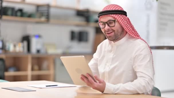 Ung arabisk man talar för videochatt på surfplatta i Office — Stockvideo