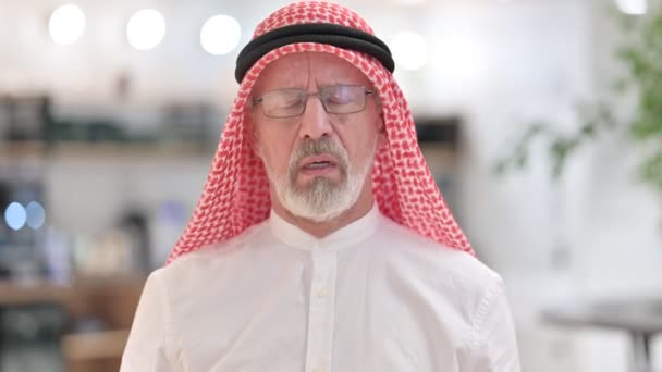 Viejo empresario árabe cansado bostezando, necesita descansar — Vídeos de Stock