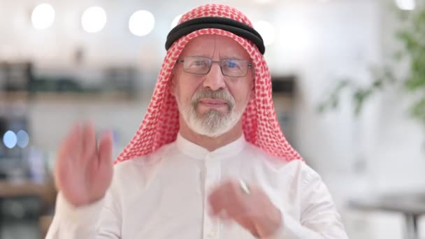Старый добрый арабский бизнесмен аплодирует — стоковое видео