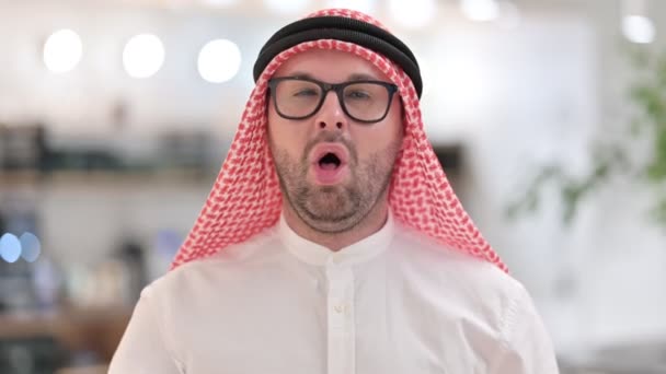 生病的阿拉伯年轻人咳嗽，咳嗽 — 图库视频影像