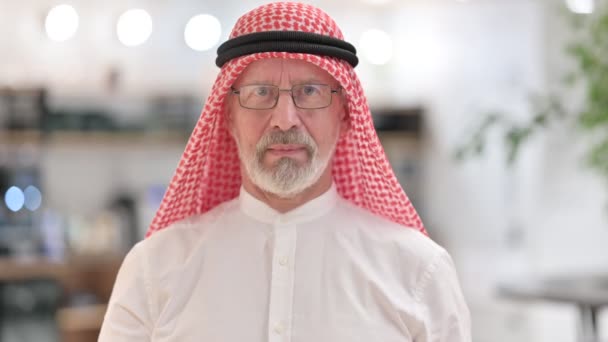 Appassionato vecchio imprenditore arabo che celebra il successo — Video Stock