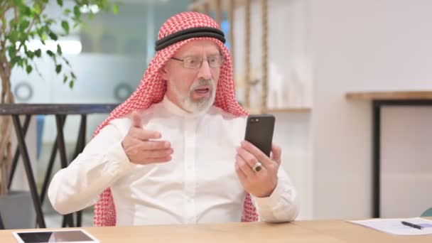 Alter arabischer Geschäftsmann scheitert am Smartphone — Stockvideo