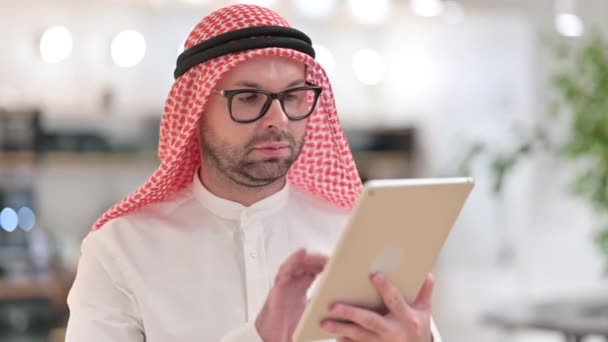 Homem árabe jovem usando Digital Tablet — Vídeo de Stock