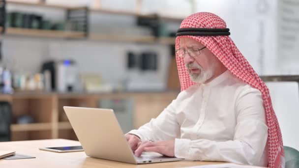 Dizüstü bilgisayarı olan yaşlı bir Arap iş adamı boyun ağrısı çekiyor. — Stok video