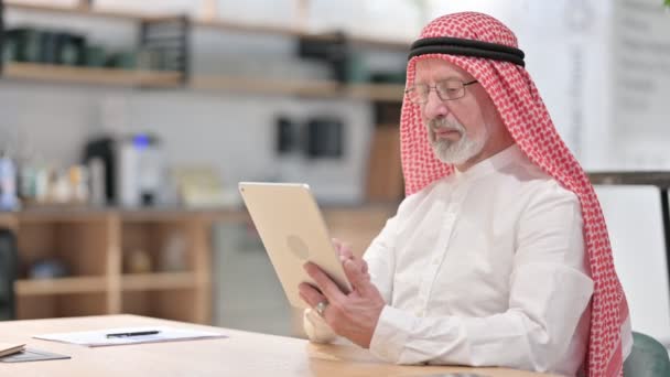Tablet Aygıtı kullanan eski bir Arap İşadamı — Stok video