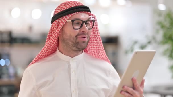 Homem Árabe Jovem Falando por Video Chat em Tablet Digital — Vídeo de Stock