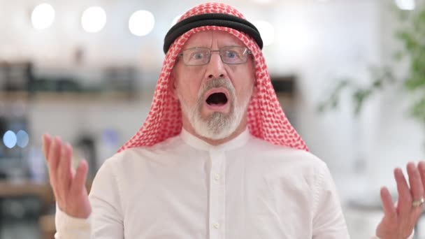 Velho empresário árabe perturbado reagindo a perda, falha — Vídeo de Stock