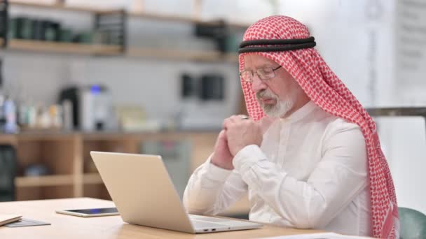 Старый арабский бизнесмен думает и работает над ноутбуком — стоковое видео