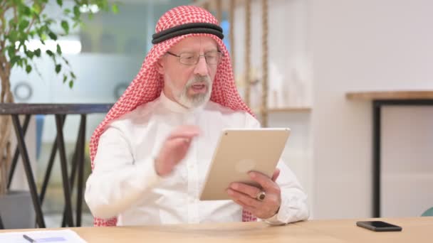 Agacé vieil homme d'affaires arabe réagissant à la perte sur tablette — Video