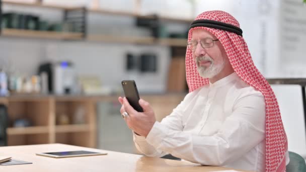 Oude Arabische zakenman heeft succes op Smartphone — Stockvideo