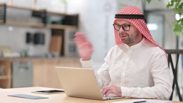 Junger Araber spricht im Büro für Video-Chat auf Laptop — Stockvideo