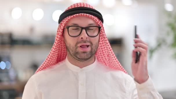 Alegre jovem árabe homem falando no smartphone — Vídeo de Stock