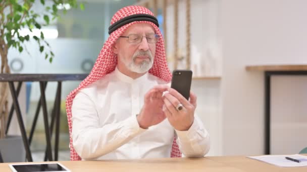 Alter arabischer Geschäftsmann mit Erfolg auf dem Smartphone — Stockvideo