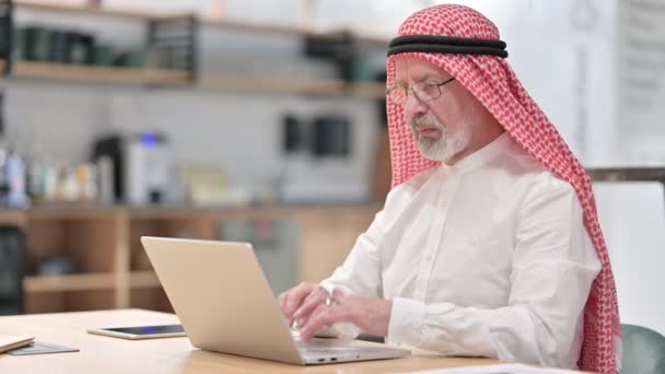 Misslyckande, gammal arabisk affärsman Reagera på förlust på laptop — Stockvideo