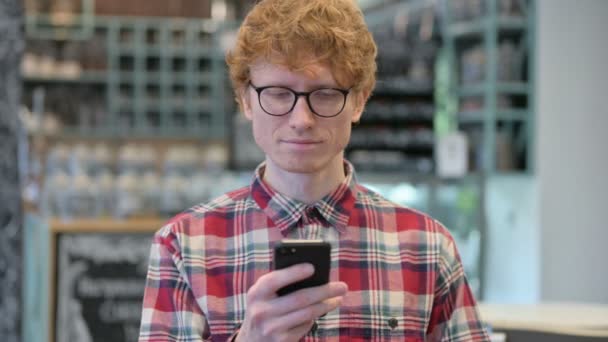 Attrayant jeune rousse l'homme en utilisant Smartphone — Video