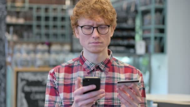 Falha de compras on-line em Smartphone por Redhead Man — Vídeo de Stock