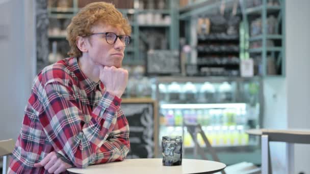 Düşünceli Genç Kızıl Adam Oturuyor ve Düşünüyor — Stok video