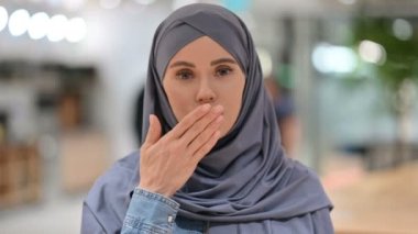 Neşeli Arap Kadın İşaret ve Davet 
