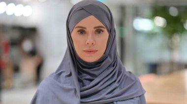 Ciddi Arap Kadın Kameraya Bakıyor 
