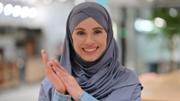 Takdir eden Arap Kadın alkışlıyor, tezahürat yapıyor. — Stok video