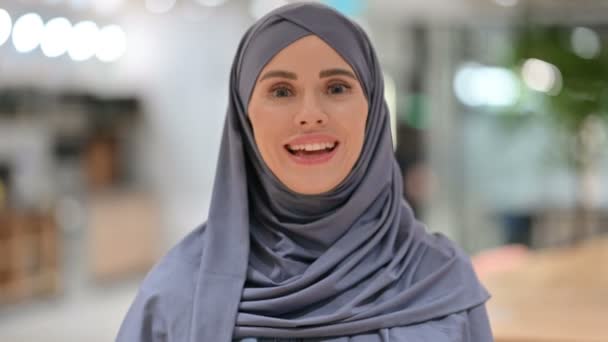 Arabiska kvinna med ja tecken genom att skaka huvudet — Stockvideo