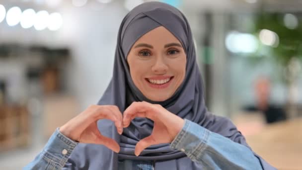 Mulher árabe amorosa que faz o coração assinar à mão — Vídeo de Stock
