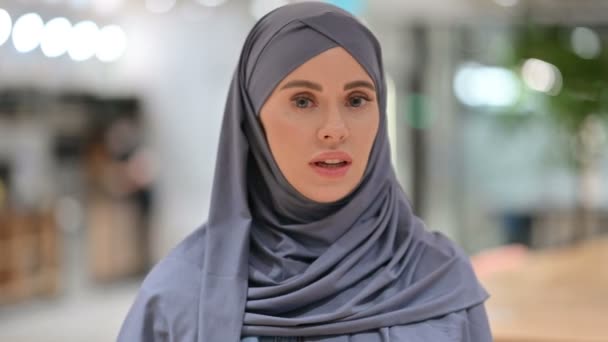 Mulher Árabe Sem Sinal Agitando Cabeça, Desaprovar — Vídeo de Stock