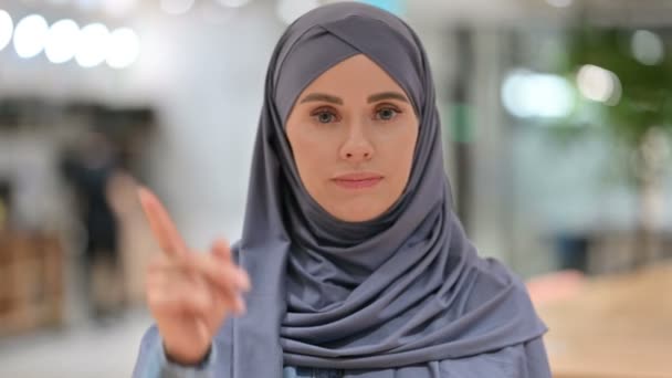 Femeia arabă fără semn prin gestul degetului, neagă — Videoclip de stoc