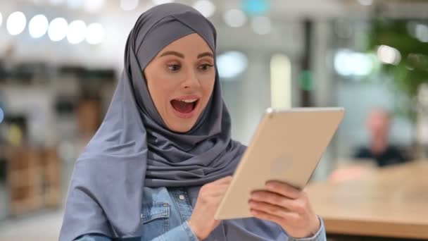 Αραβίδα γυναίκα γιορτάζει την επιτυχία στο Tablet, νίκη — Αρχείο Βίντεο