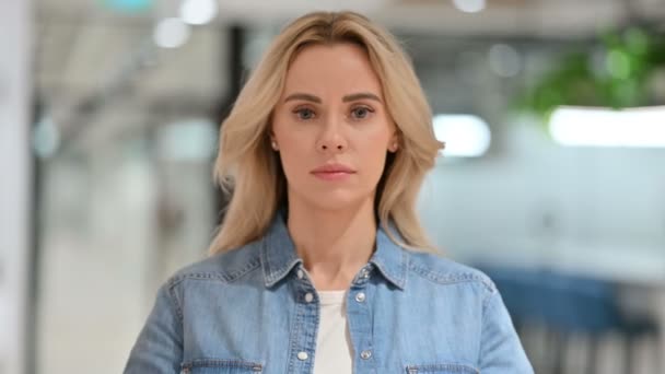 Young Casual Woman with Arms Crossed, No Gesture — Stock Video