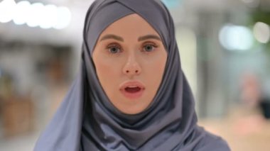 Şok İfadesi Olan Genç Kadın 'ın Kapanışı