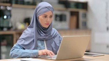 Heyecanlı Arap Kadın Dizüstü bilgisayarında Başarı Kutlaması 