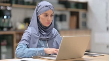 Dizüstü bilgisayar kullanan Profesyonel Genç Arap Kadın 