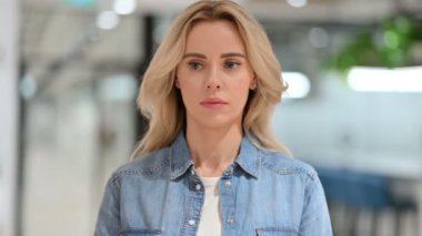 Uykucu Genç Sıradan Kadın Esniyor, 