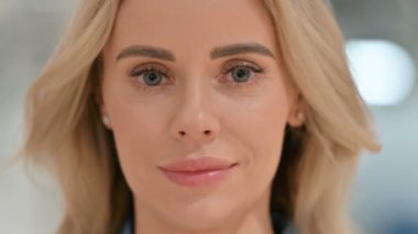 Kameraya Gülümseyen Genç Kadının Yüzü 'nün Kapanışı 