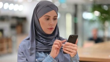 Smartphone 'da Başarısızlığa Tepki Veren Arap Kadın 