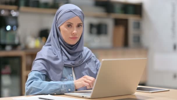 Wanita Arab muda dengan Laptop menampilkan Thumbs Down — Stok Video