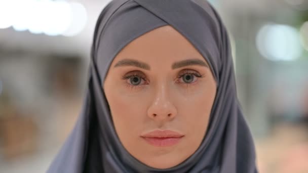 Close-up van gezicht van jonge vrouw kijken naar camera — Stockvideo