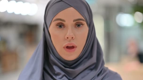 Detailní záběr mladé ženy s šokovaným výrazem — Stock video