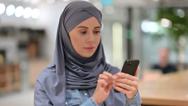 Arab nő ünnepli siker Smartphone — Stock videók