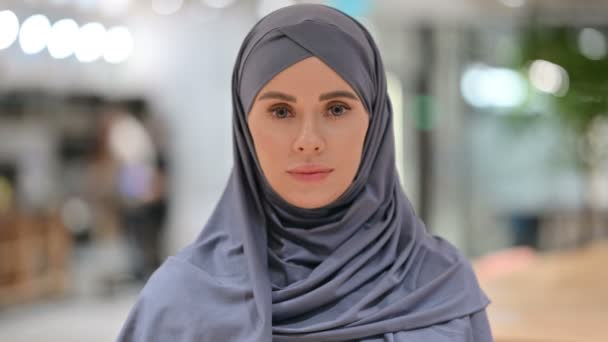 Positivo arabo donna con pollice su segno — Video Stock